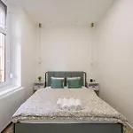 Апартаменты Located Grand With 4 Bedrooms *