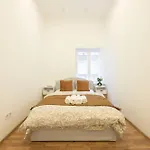 Located Grand With 4 Bedrooms Апартаменты *