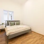 Located Grand With 4 Bedrooms Апартаменты Будапешт