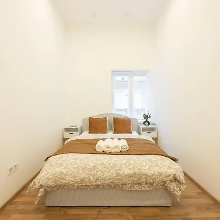 Located Grand With 4 Bedrooms Lejlighed *
