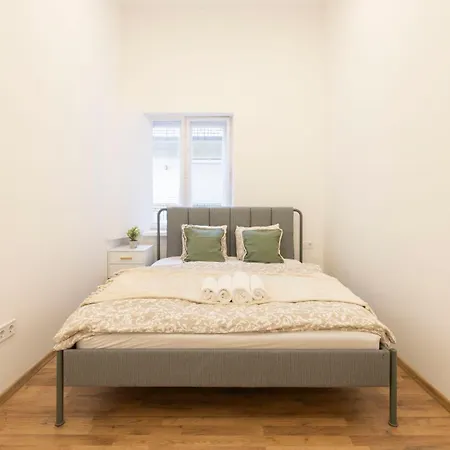Located Grand With 4 Bedrooms *