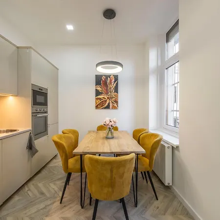 Located Grand With 4 Bedrooms *