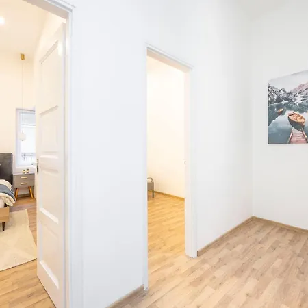 Located Grand With 4 Bedrooms Apartment Budapest
