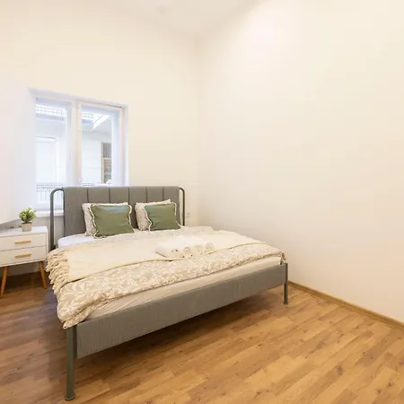 Located Grand With 4 Bedrooms Apartment Budapest