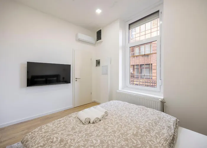 Located Grand With 4 Bedrooms Apartament Budapesta