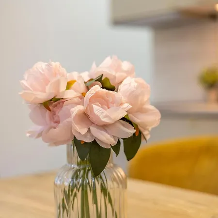 Located Grand With 4 Bedrooms Apartament
