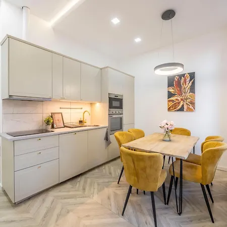 Located Grand With 4 Bedrooms Apartament *