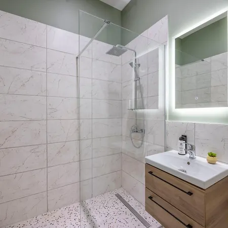 Apartament Located Grand With 4 Bedrooms Budapesta