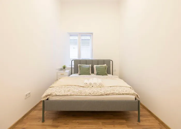 Located Grand With 4 Bedrooms *