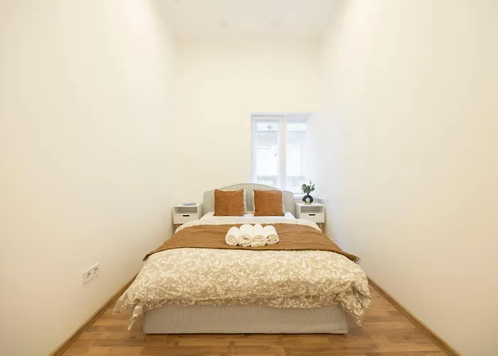 Located Grand With 4 Bedrooms Lägenhet *