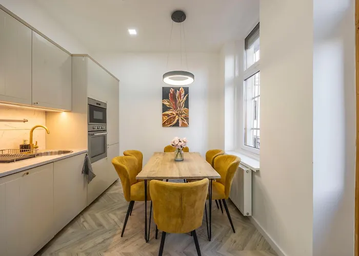 Located Grand With 4 Bedrooms *