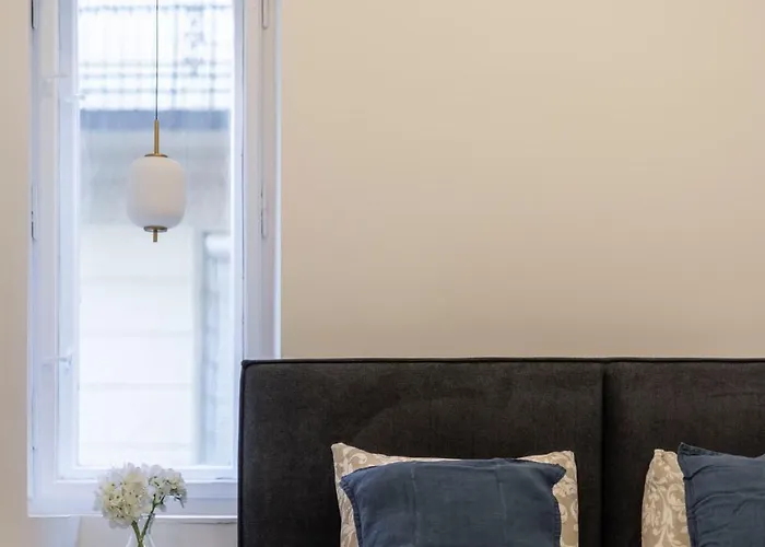 Located Grand With 4 Bedrooms Lägenhet *