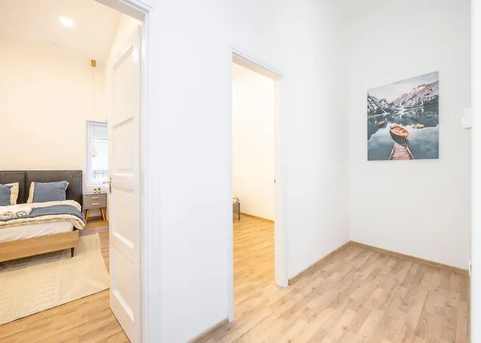 Located Grand With 4 Bedrooms Lägenhet Budapest