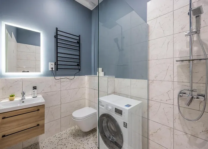 Located Grand With 4 Bedrooms Lägenhet