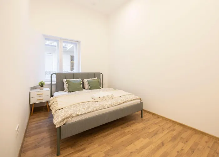 Located Grand With 4 Bedrooms Lägenhet Budapest