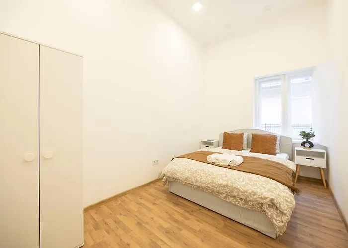 Lägenhet Located Grand With 4 Bedrooms *